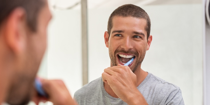 Hombre cepillándose los dientes