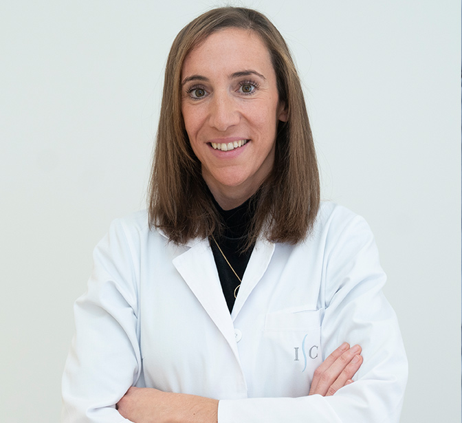 La doctora Iria Carla Vázquez, cirujana ortopédica y traumatóloga de Instituto Clavel Madrid