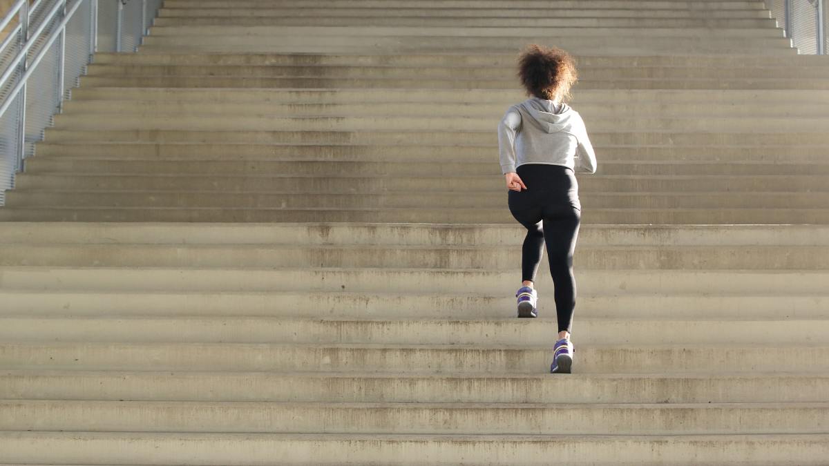 Mujer subiendo escaleras