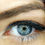 Imagen de un ojo azul de mujer. 